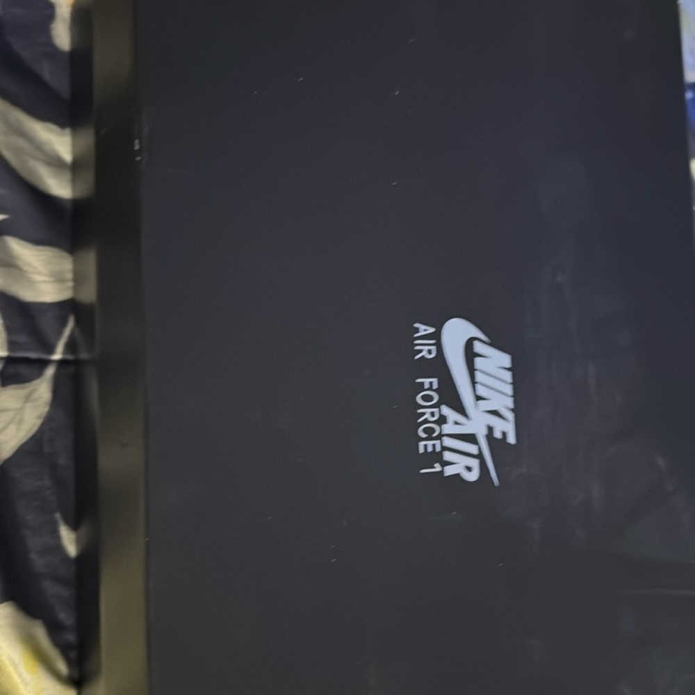 Womens brand new never worn Air Force 1HI SE